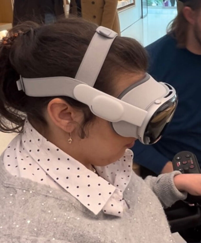 Samantha, Paradise Shells & Fine Jewelry Founder tries Apple Pro Vision