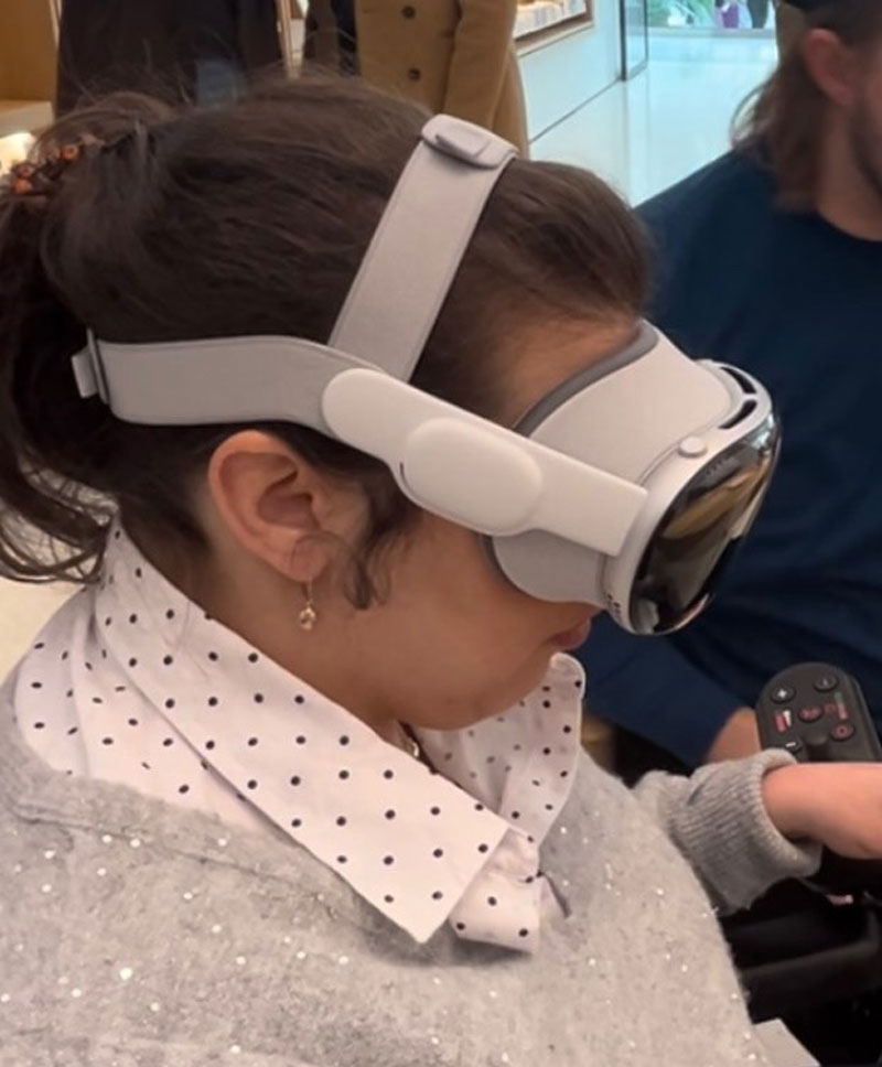 Samantha, Paradise Shells & Fine Jewelry Founder tries Apple Pro Vision